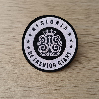 Hochfrequenz-TPU-Flecken wird prägeartigen Fußball-Verein Logo Screen Printing deutlich