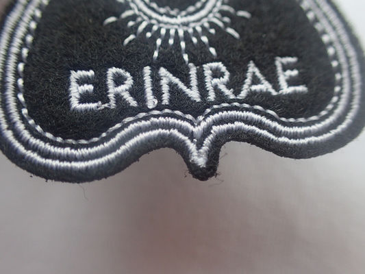 Schwarze Spaten, die Herz Chenille-Eisen auf dem Zurückziehen stickte, nähen auf Stoff-Flecken