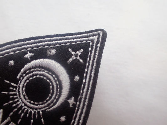 Schwarze Spaten, die Herz Chenille-Eisen auf dem Zurückziehen stickte, nähen auf Stoff-Flecken