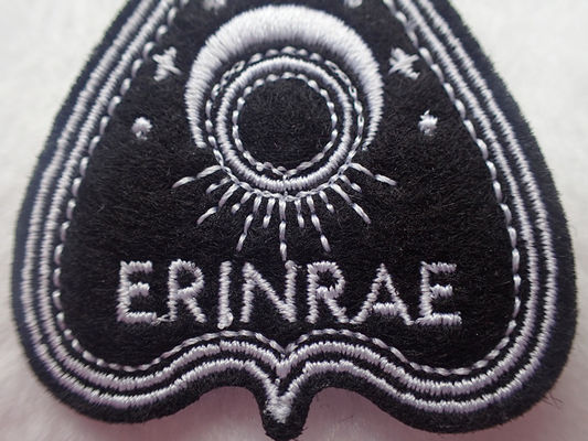 Schwarze Spaten, die Herz Chenille-Eisen auf dem Zurückziehen stickte, nähen auf Stoff-Flecken