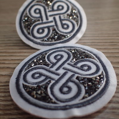 Nachgemachter Diamond Custom Embroidered Patches With-Mode-Entwurf