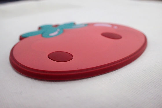 Kundengebundenes Gummi-3D Logo Label PVC prägte gravierte Gummiflecken