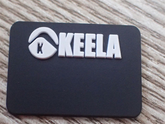 Kundenspezifisches 3D Logo Rubber PVC bessert Kleideraufkleber für Kleidung Mirco Injection aus