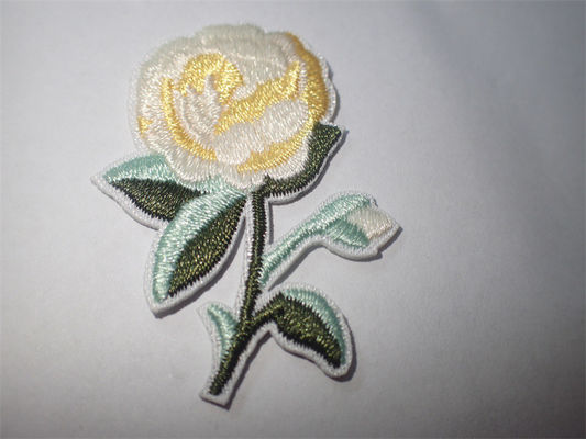 Die kundenspezifischen gestickten Blumen nähen oder bügeln auf Flecken für Kleidungs-Applikation