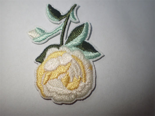 Die kundenspezifischen gestickten Blumen nähen oder bügeln auf Flecken für Kleidungs-Applikation