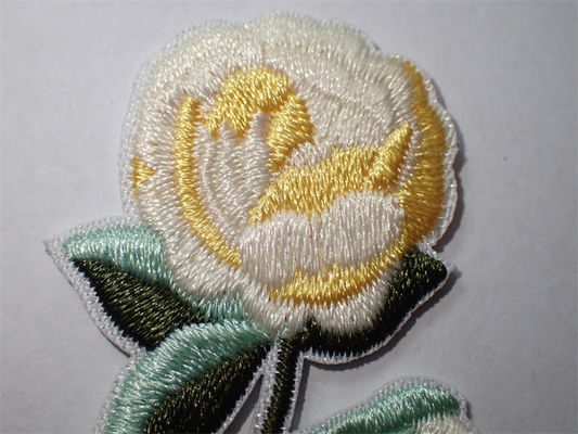 Die kundenspezifischen gestickten Blumen nähen oder bügeln auf Flecken für Kleidungs-Applikation