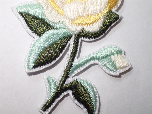 Die kundenspezifischen gestickten Blumen nähen oder bügeln auf Flecken für Kleidungs-Applikation