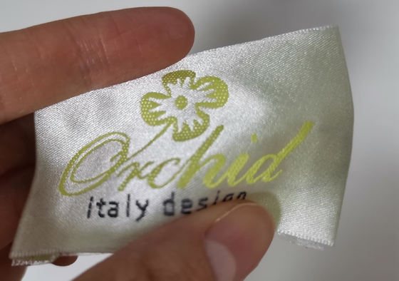 Kundenspezifische gesponnene Aufkleber mit hoher Dichte, die Kleidung gesponnene Aufkleber falten