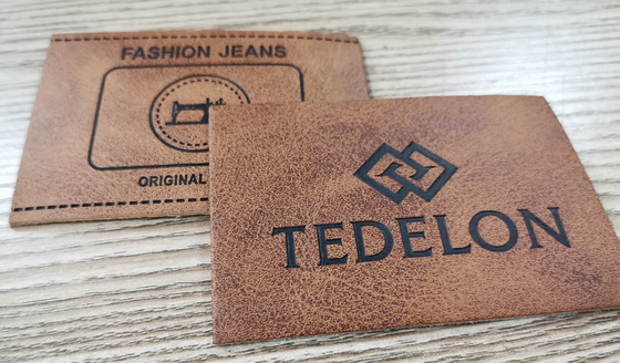 Prägeartige Logo PU-Lederflicken-kundenspezifische Farbe nähen auf Kleidung