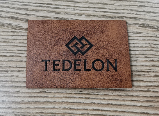 Prägeartige Logo PU-Lederflicken-kundenspezifische Farbe nähen auf Kleidung