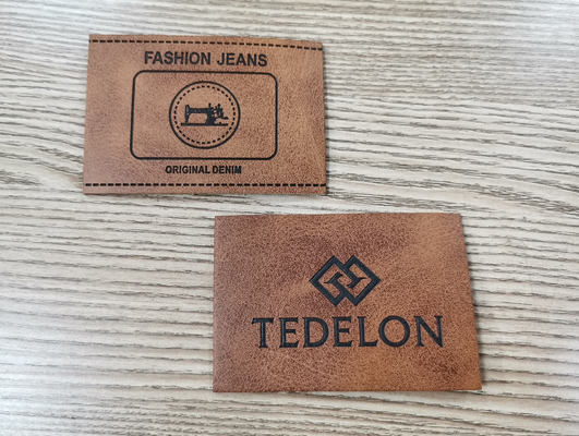 Prägeartige Logo PU-Lederflicken-kundenspezifische Farbe nähen auf Kleidung