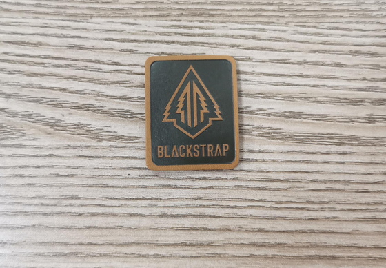 Nähen Sie auf Kleidung PU-Lederflicken, das Kleid prägeartiges Logo beschriftet