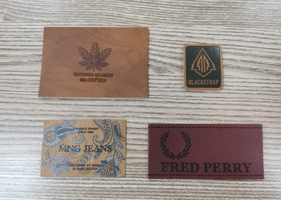Nähen Sie auf Kleidung PU-Lederflicken, das Kleid prägeartiges Logo beschriftet