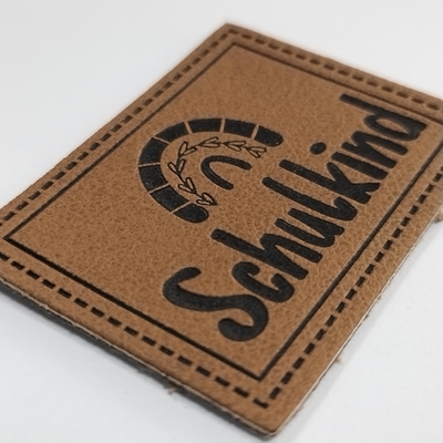 Microfiber prägte ledernen Aufkleber Logo PUs nähen auf Kleidung besonders anfertigen Entwurf