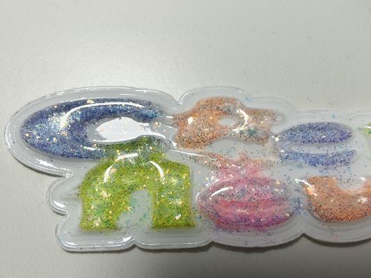 Nachhaltige, kundenspezifische, funkelnde, rosa, gelbe TPU-Pflaster, geschwollene Etiketten für Kleidung
