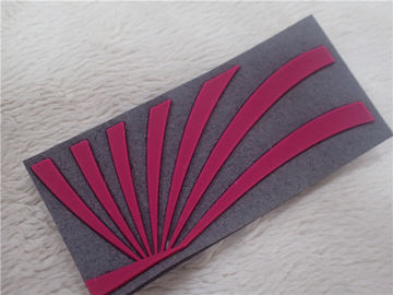 Rote Gummiflecken 3D für Kleid weiches graues Microfiber mit Einspritzungs-Silikon-Logo