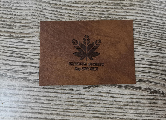 Nähen Sie auf Kleidung PU-Lederflicken, das Kleid prägeartiges Logo beschriftet