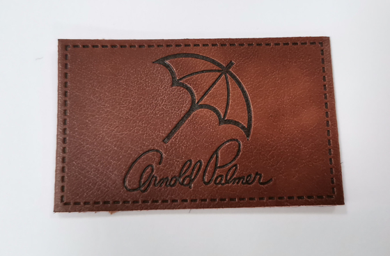 Kundengebundenes Entwurf PU-Lederflicken-Kleid beschriftet prägeartiges Logo